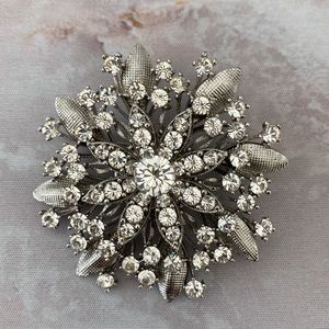 ♦️SOLD♦️ Vintage starburst brooch pin with rhinestones